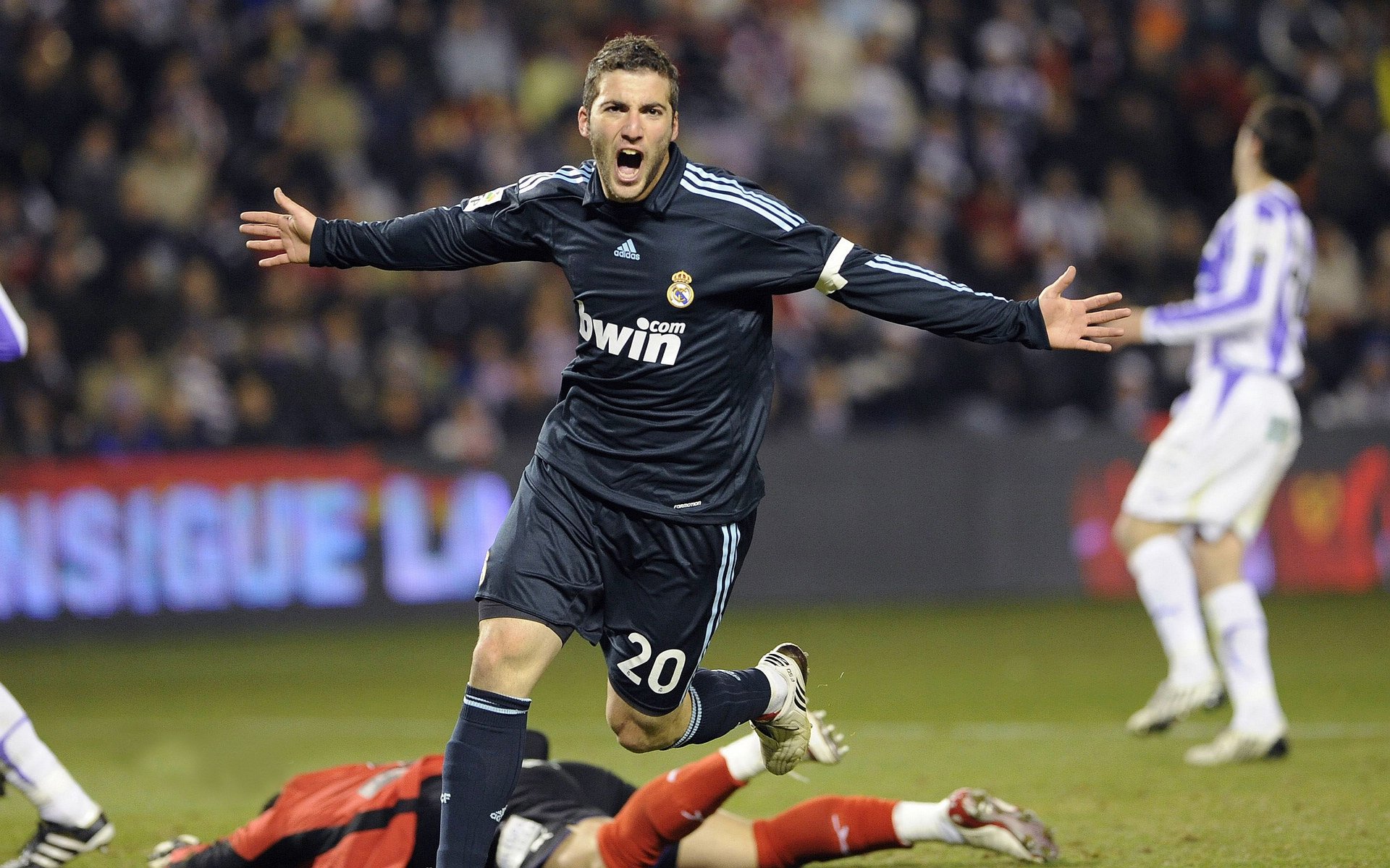 美国队中场卡瓦尼在巴黎奥运会上展现出强大的进攻组织能力，卡瓦尼总进球